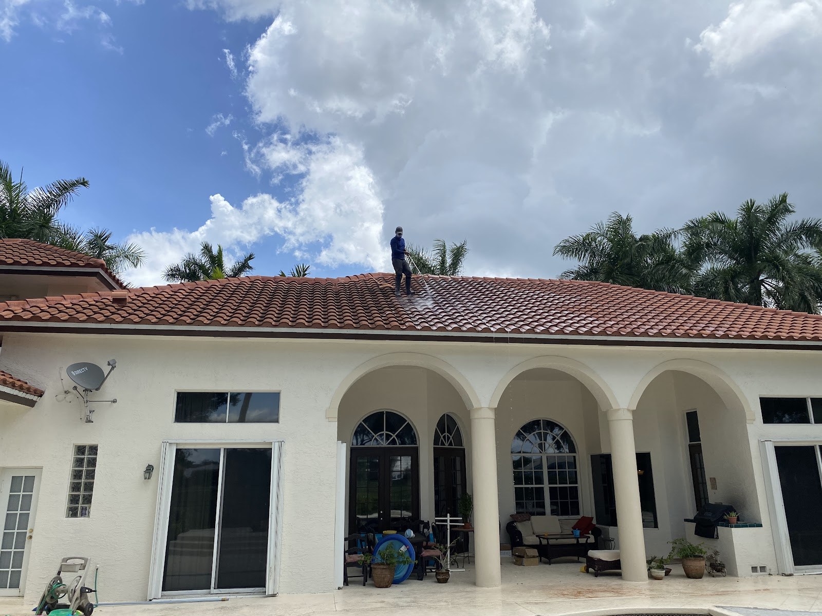 Barrel tile roof, algae-free after treatment