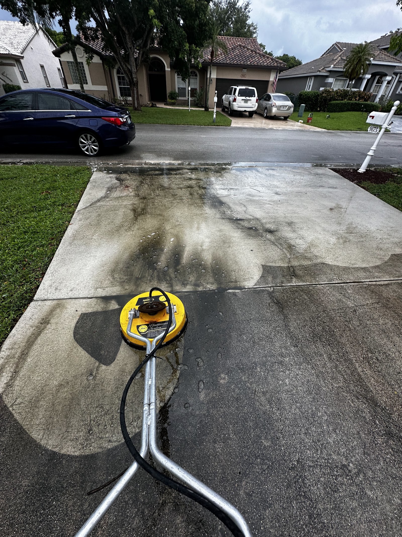 Concrete driveway, deep-cleaned edge to edge